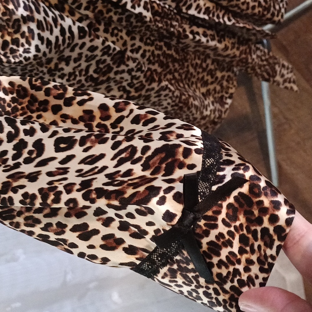 Leopard Silky Belted Robe🖤 - Picture 2 of 4